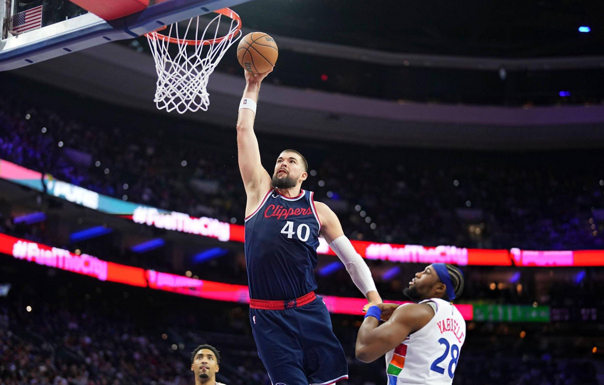 爱游戏tv-包含快船凭借哈勒尔关键时刻稳住比赛，战胜马刺的词条