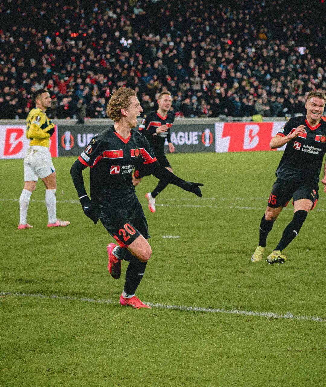 爱游戏体育-沙尔克降级悬念，阿贾克斯全胜取得领先的简单介绍