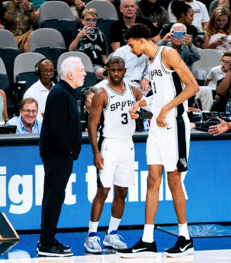 爱游戏官网-马刺反超逆转对手，全队合力取胜