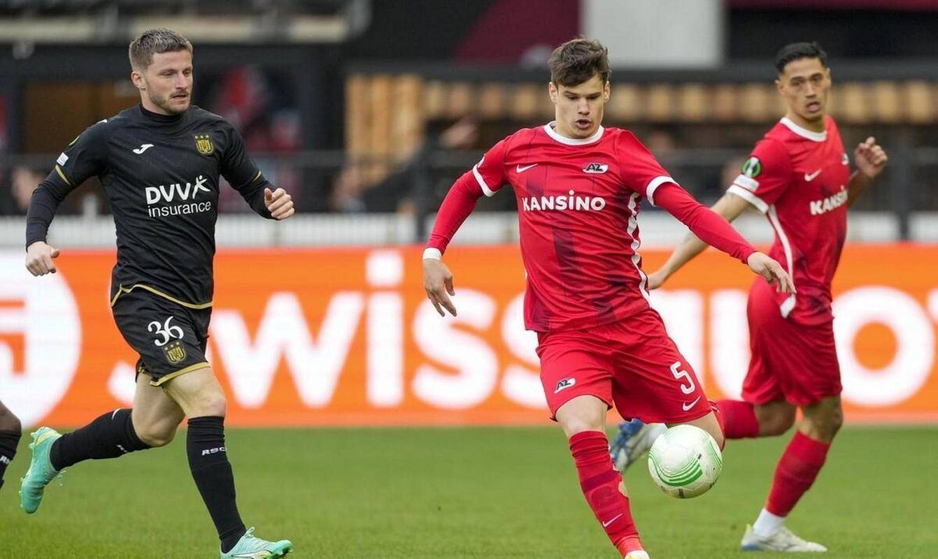 荷甲球队开启进攻模式，晋级四强