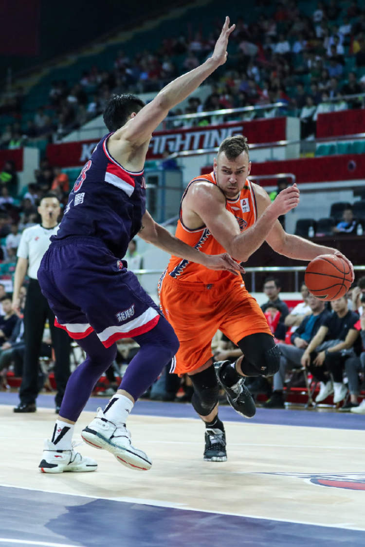 贵州男篮遭遇连败,战绩下滑状态不佳 贵州男篮遭遇连败,战绩下滑状态不佳