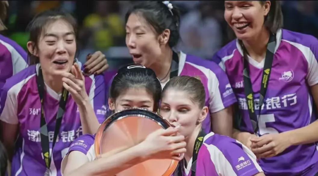 关于红牌飞来！欧国联赛场上一幕惊心动魄的一幕！的信息