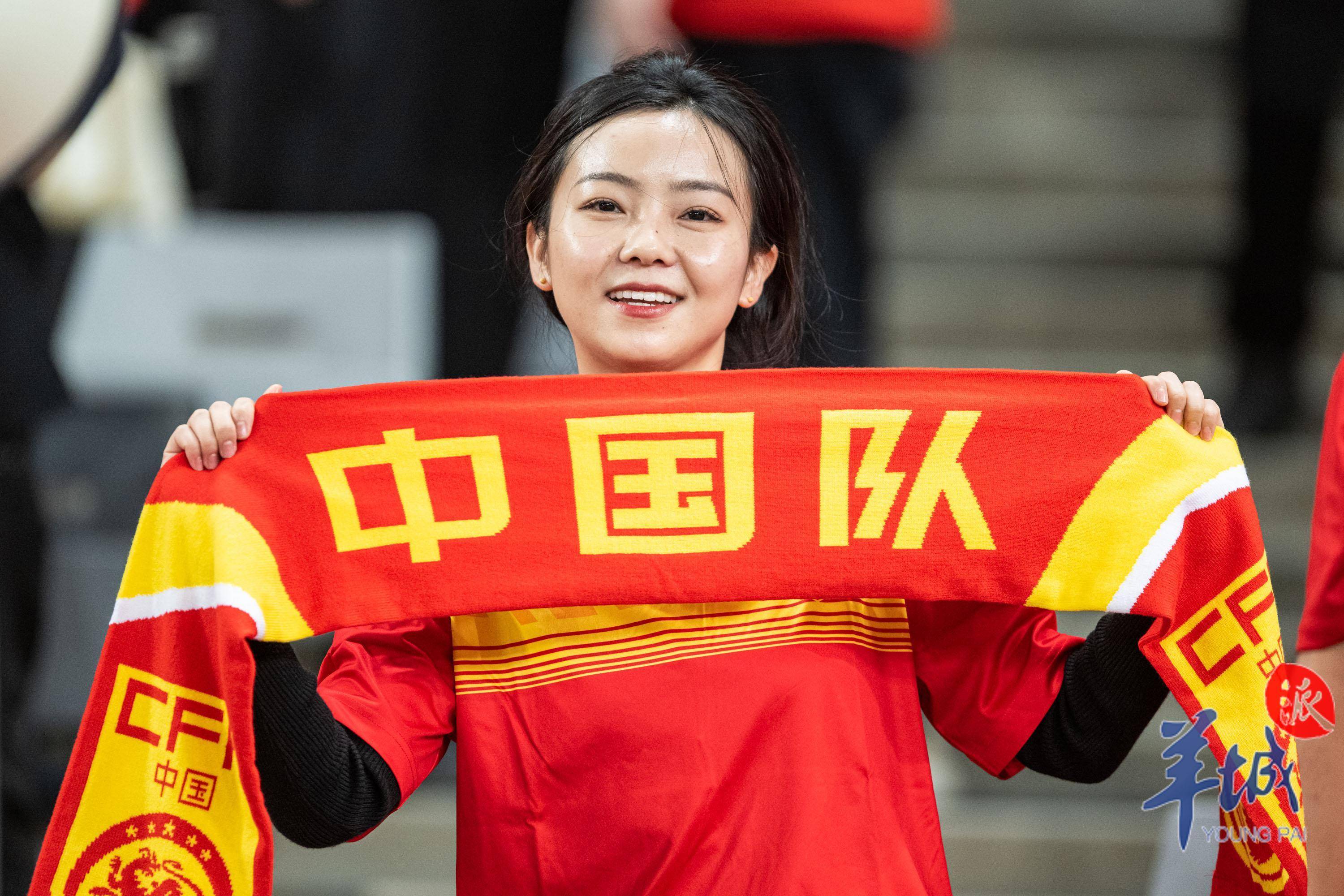 热情球迷共同见证中国足球队晋级决赛的简单介绍