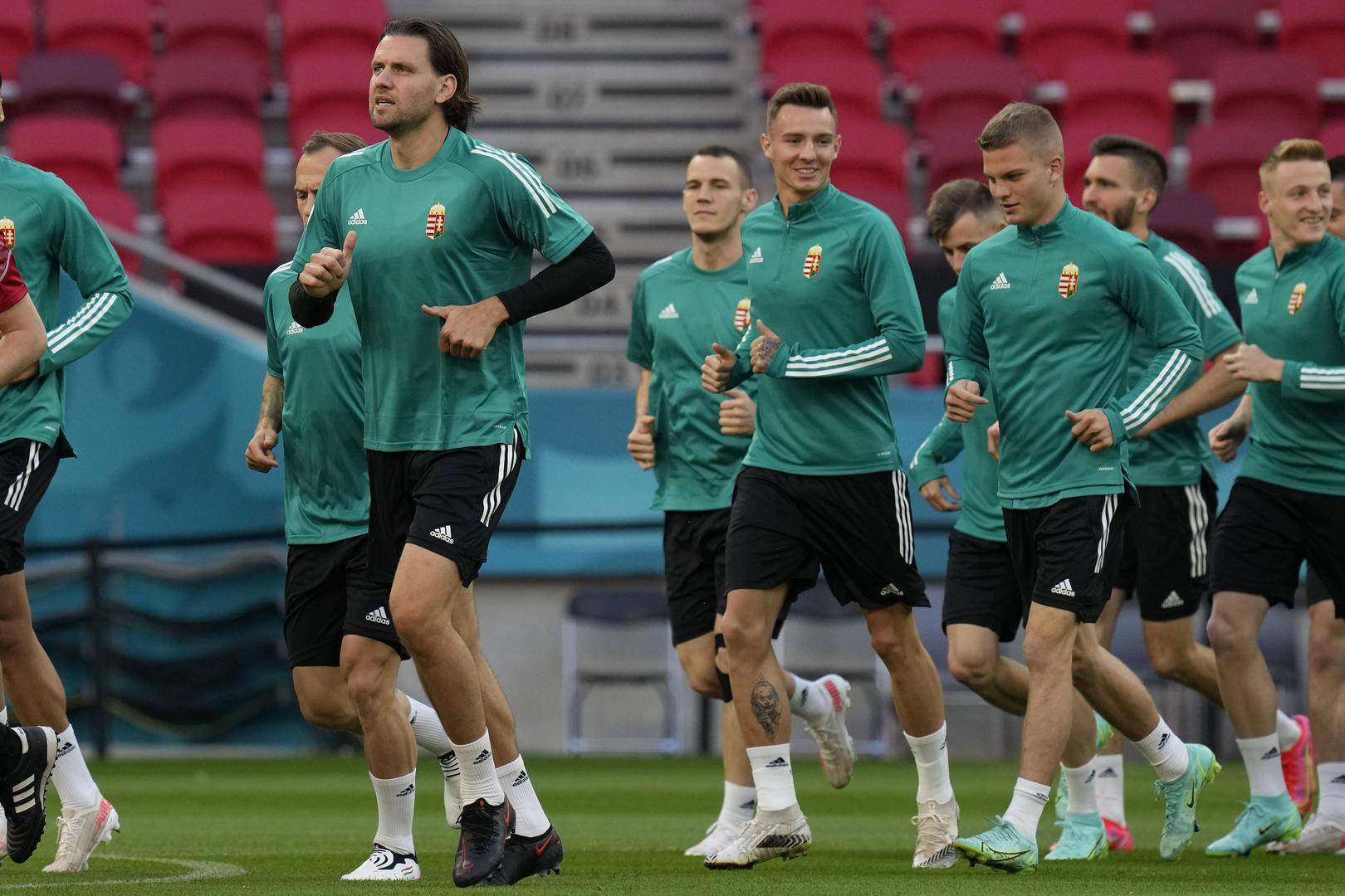 爱游戏tv-欧洲杯预选赛继续厮杀，球员拼尽全力的简单介绍