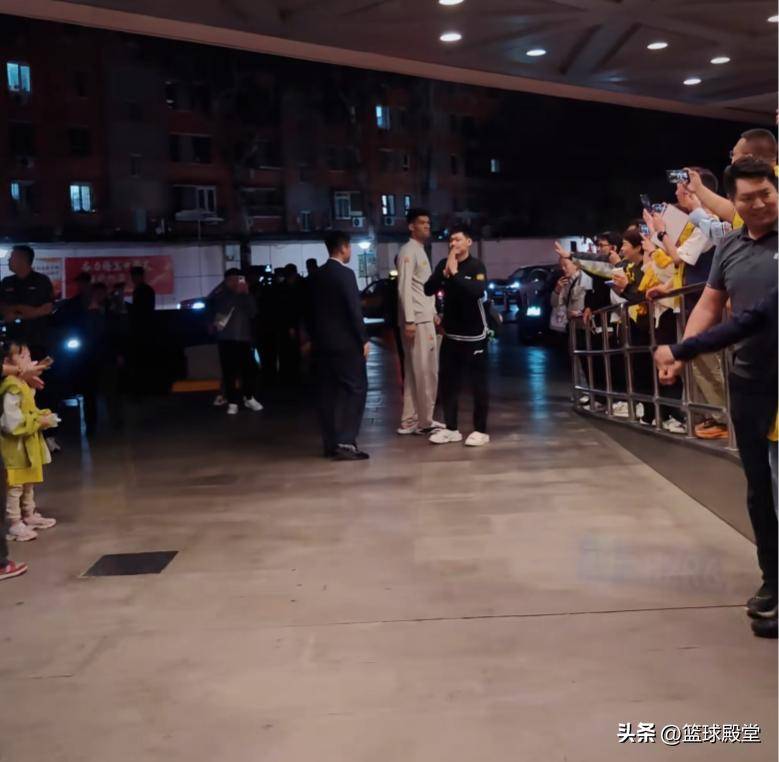 包含比赛现场充满激烈气氛，观众齐声呼喊助威的词条