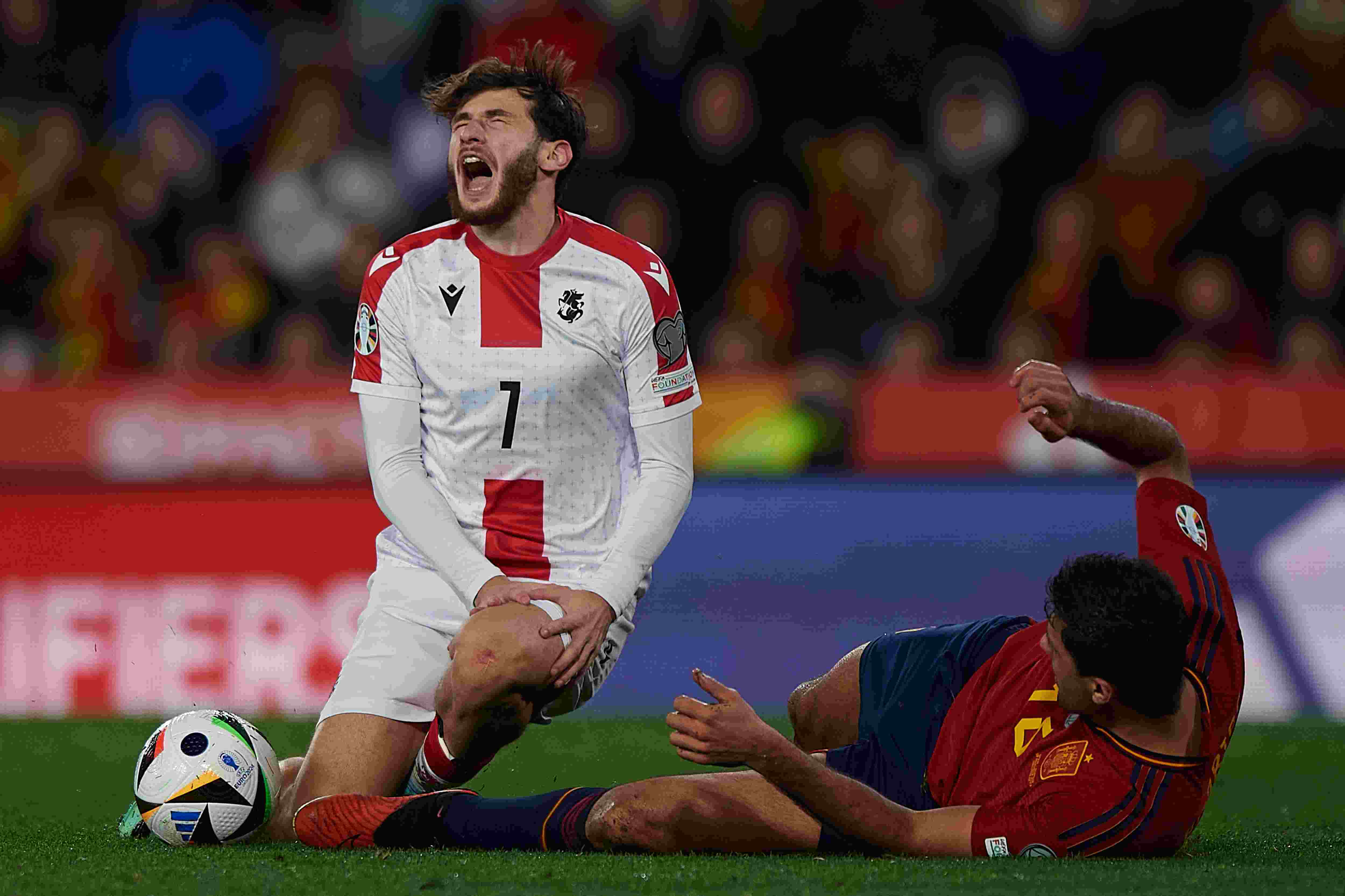 欧国联比赛中一场硬仗让球员捶胸顿足