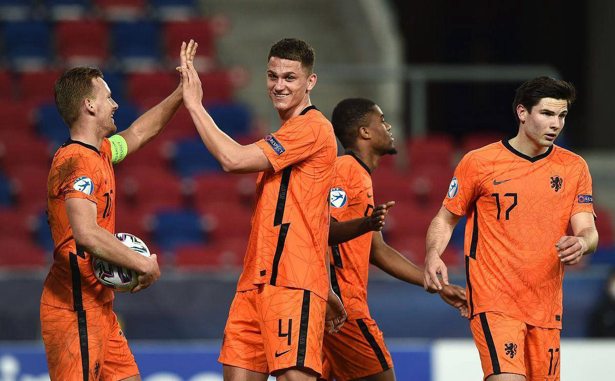 荷兰队士气高涨,备战欧洲杯预选赛积极训练的简单介绍 荷兰队士气高涨,备战欧洲杯预选赛积极训练的简单介绍