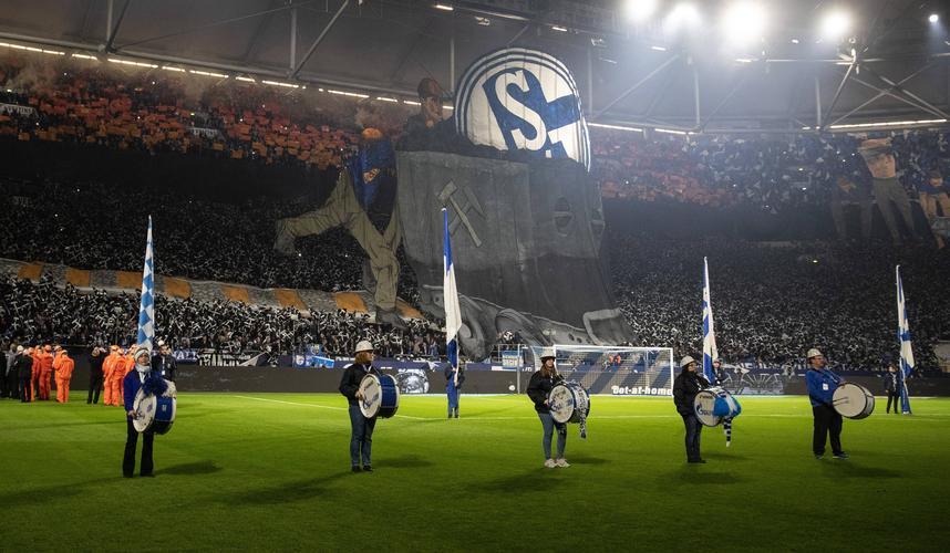 包含沙尔克客场大胜，稳固德甲前四位置的词条